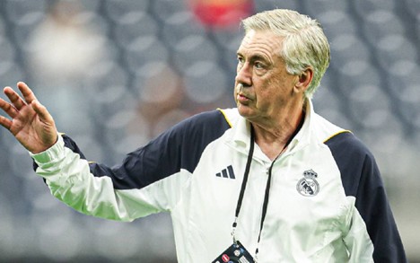 Carlo Ancelotti gestures with his hand during a training session.