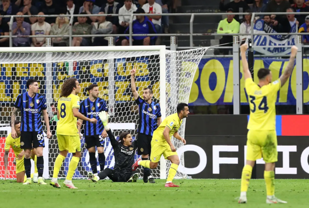 Lazio players celebrate after Pedro scores a late equalizer against Inter Milan.