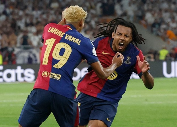 Lamine Yamal and Jules Koundé celebrate passionately during a match。