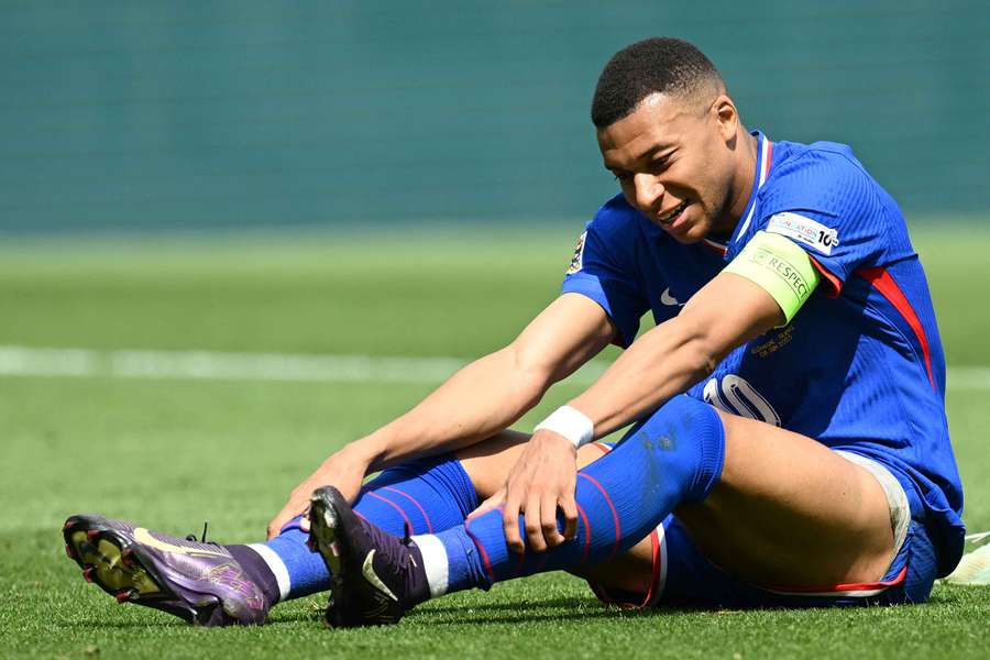 UFOOTBALL Kylian Mbappe sues PSG