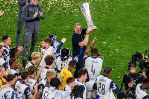 Manager Ange Postecoglou and Tottenham players