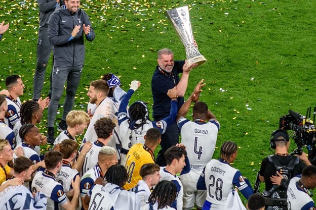 Manager Ange Postecoglou and Tottenham players